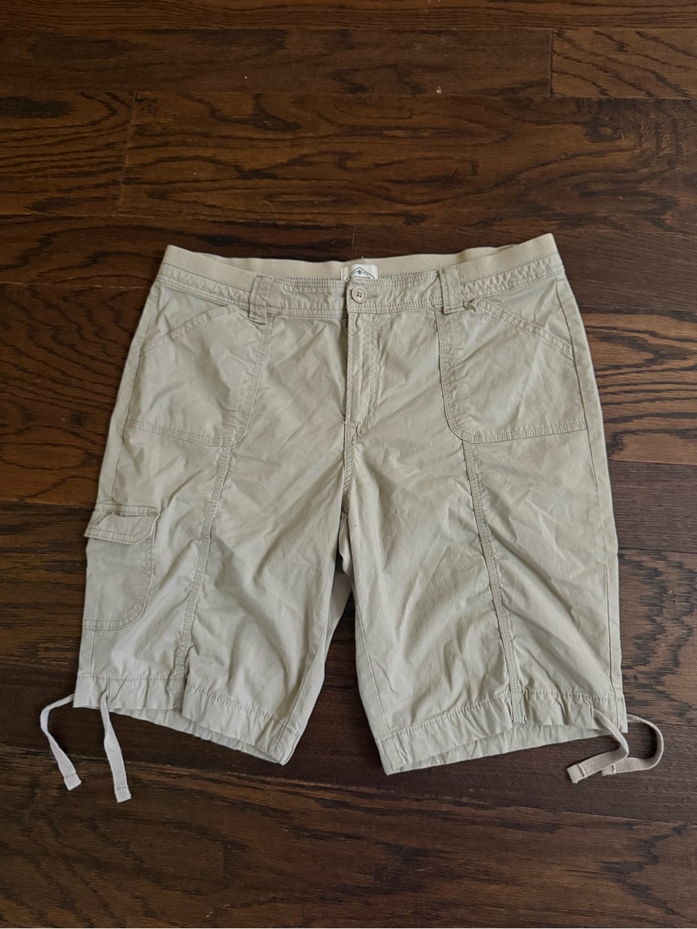 Women’s tan Casual Cargo Shorts in Light Khaki size 12 vacation Bermuda